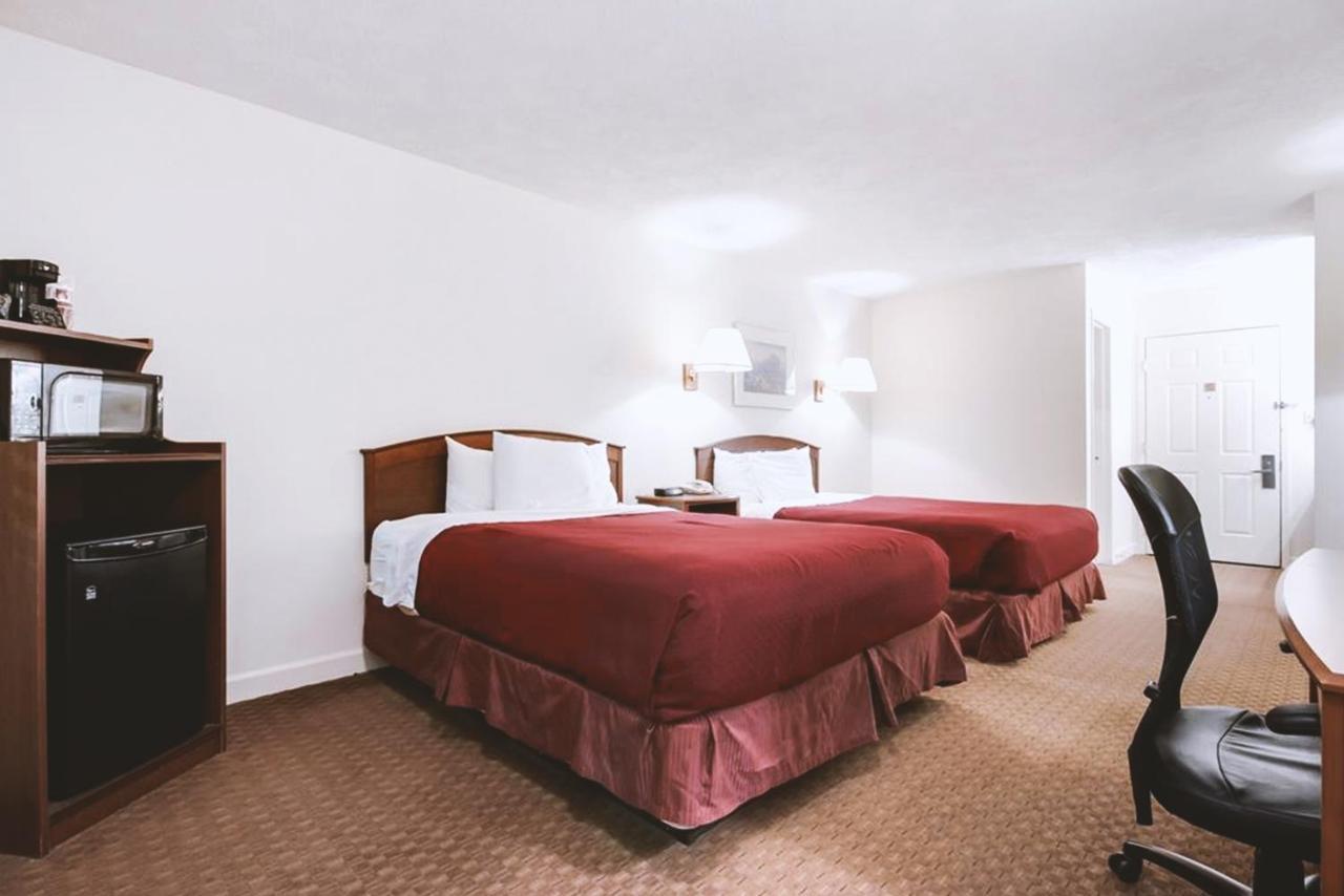 Sky-Palace Inn & Suites Маккук Екстер'єр фото